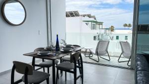 Un comedor con mesa y sillas en un balcón. en Los Ajaches - Caracolas, en Mácher