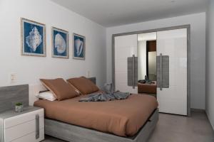 Un dormitorio con una cama grande y un espejo. en Los Ajaches - Caracolas, en Mácher