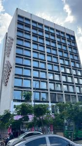 ein großes Gebäude, vor dem Autos parken in der Unterkunft Hotel Alcalà Centro in Guadalajara