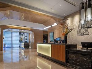 een lobby met receptie in een gebouw bij Pullman Shanghai Jing'an in Shanghai