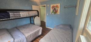 En eller flere senge i et værelse på Views, Pines & Perfect Vibes