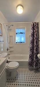 Et badeværelse på Views, Pines & Perfect Vibes