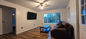 Et tv og/eller underholdning på Views, Pines & Perfect Vibes