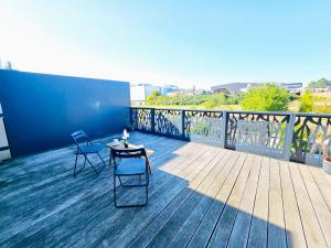 ルクセンブルクにあるElegant 3BR Retreat with terraces&parkingのパティオ(椅子2脚、テーブル付)