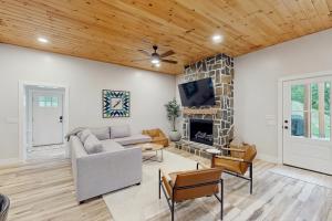 un salon avec un canapé et une cheminée dans l'établissement River Rock Cottage, à Boone