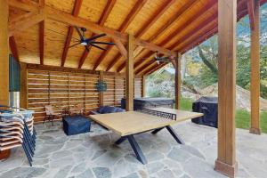 - un pavillon en bois avec une table de pique-nique sur la terrasse dans l'établissement River Rock Cottage, à Boone