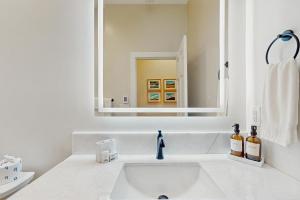 une salle de bain blanche avec un lavabo et un miroir dans l'établissement River Rock Cottage, à Boone 16 autres photos