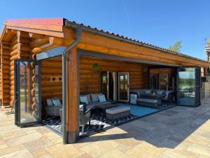 Patio nebo venkovní prostory v ubytování The Oak & The Log Cabin, Sleeps 10, 2 Hot Tubs Near Durham City & Bishop Auckland