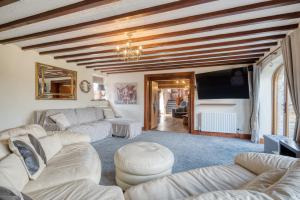 Posezení v ubytování The Oak & The Log Cabin, Sleeps 10, 2 Hot Tubs Near Durham City & Bishop Auckland + 45 fotografií