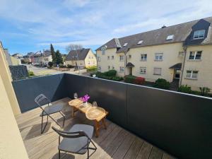 ルクセンブルクにあるElegant 3BR Retreat with terraces&parkingのバルコニー(テーブル2台、椅子付)