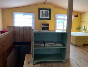 a room with a green shelf in a room with a bed at El ático in Barra de Portezuelo