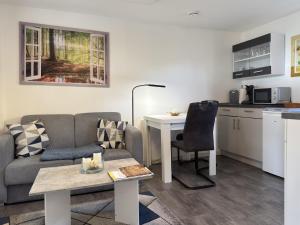 ブランケンブルクにあるComfort Near Castle Viewsのソファとテーブルとキッチンのあるリビングルーム