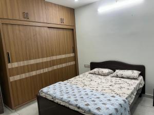 マイソールにあるSamruddhi Hill View Homestayのベッドルーム1室(ベッド1台付)、木製のドア