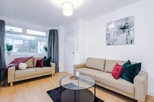 una sala de estar con un sofá y una mesa en 3Bed House-10 Mins to Liverpool, en Bidston