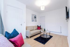 una sala de estar con un sofá y una mesa en 3Bed House-10 Mins to Liverpool, en Bidston