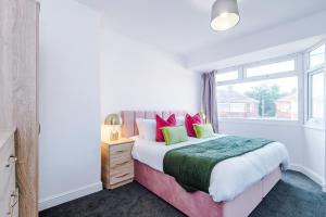 un dormitorio con una cama y una ventana en 3Bed House-10 Mins to Liverpool, en Bidston