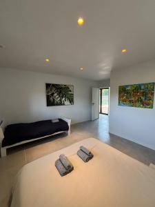 En eller flere senge i et værelse på Villa Eco Chic