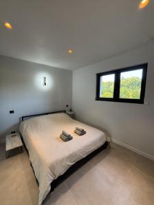 En eller flere senge i et værelse på Villa Eco Chic + 23 billeder