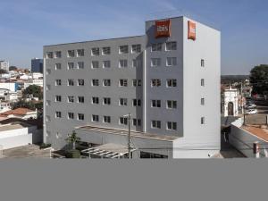 a building with a sign on the side of it at ibis Jaboticabal in Jabuticabal