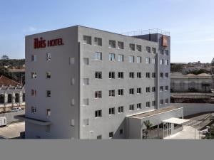 a building with a kiss hotel on the side of it at ibis Jaboticabal in Jabuticabal