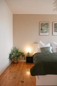 une chambre avec un grand lit et un parquet dans l'établissement Kuschelkoje - Ihr gemütliches Ferienzuhause in der Pfalz, à Diedesfeld