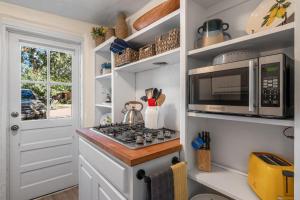 Η κουζίνα ή μικρή κουζίνα στο 634 Garcia St #24
