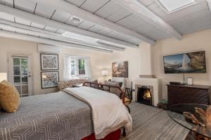 Ένα ή περισσότερα κρεβάτια σε δωμάτιο στο 634 Garcia St #24
