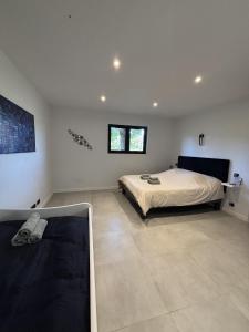 En eller flere senge i et værelse på Villa Eco Chic