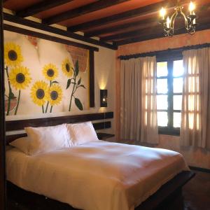 - une chambre avec un lit recouvert de tournesols dans l'établissement Posada de las Flores Loreto, à Loreto