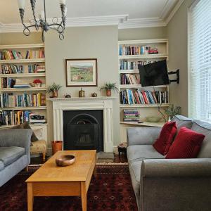 un salon avec deux canapés et une cheminée dans l'établissement Homely 4 bed cottage central characterful, à Pateley Bridge