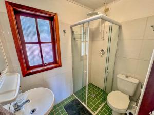 a bathroom with a toilet and a sink and a shower at Cabana Arara - Terroir Mantiqueira in Paiol Grande +56 photos