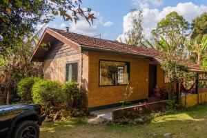 a small house with a car parked in front of it at Cabana Catuaí - com piscina privativa in Paiol Grande