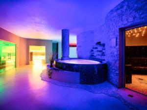 Zimmer mit Whirlpool in einem Gebäude in der Unterkunft Mercure Olbia in Olbia