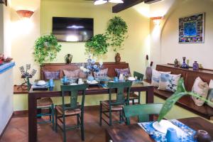 a dining room with a table and chairs at Residenza Sant'Andrea in Campobasso