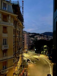 Una vista de una calle de la ciudad con un edificio. en Manin Rail, en Génova
