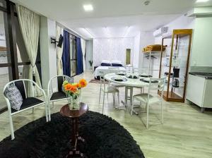 a living room with a table and chairs and a kitchen at Eg Jardim do Shopping ap 101 in Caxias do Sul