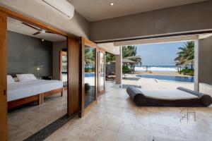 Ένα ή περισσότερα κρεβάτια σε δωμάτιο στο Spectacular House with a Private Beach Front