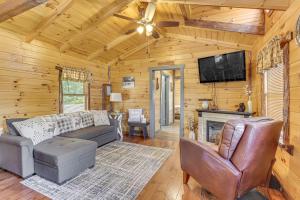 Μια τηλεόραση ή/και κέντρο ψυχαγωγίας στο Charming Couples Cabin on 40 Acres in Zanesville
