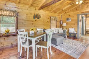 Φωτογραφία από το άλμπουμ του Charming Couples Cabin on 40 Acres in Zanesville σε Holiday Inn Heliport