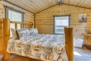 Ένα ή περισσότερα κρεβάτια σε δωμάτιο στο Charming Couples Cabin on 40 Acres in Zanesville