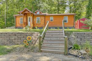 Κήπος έξω από το Charming Couples Cabin on 40 Acres in Zanesville