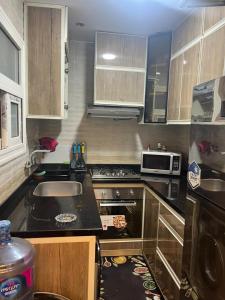 Η κουζίνα ή μικρή κουζίνα στο Evoke suites emerald