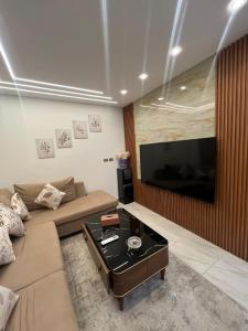 Μια τηλεόραση ή/και κέντρο ψυχαγωγίας στο Evoke suites emerald +3 φωτογραφίες