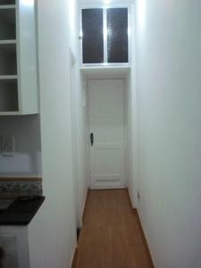 een hal met een witte deur en een witte muur bij Studio em Copacabana in Rio de Janeiro