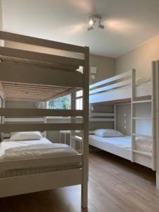 En eller flere senge i et værelse på Villa Gotland 12 bäddar