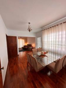 O zonă de relaxare la Sobrado INTEIRO com todas as comodidades e ótima localização
