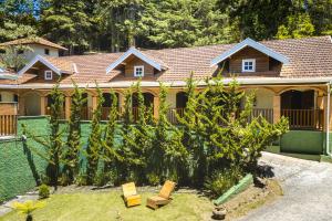 a house with a fence in front of it at VELINN Pousada Vila Floratta in Campos do Jordão +31 photos