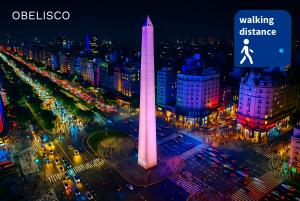 Un monumento iluminado en una ciudad por la noche en Deluxe Apartments in Downtown by BueRentals, en Buenos Aires