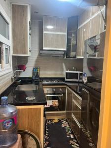 Η κουζίνα ή μικρή κουζίνα στο Evoke suites emerald