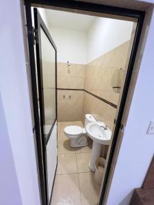 サンタ・クルス・デ・ラ・シエラにあるHabitación cercana al centro de la ciudadのトイレと洗面台付きのバスルーム